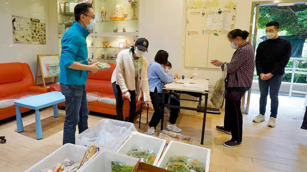 聶德權周末落區體驗民情 派發食物給長者及低收入家庭