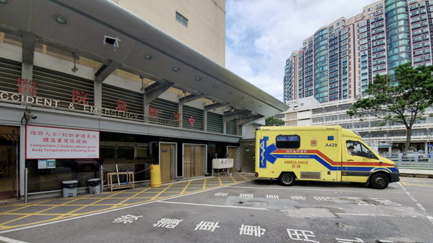 的士九龍城疑失控撞向水馬 司機送院不治