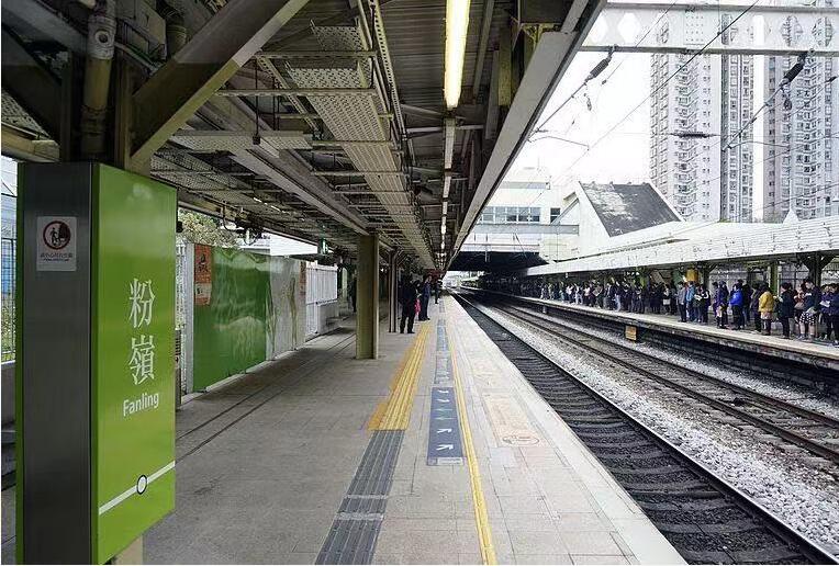 男子危坐粉嶺天橋圖跳軌 警方勸逾6句鐘  東鐵線服務一度受阻