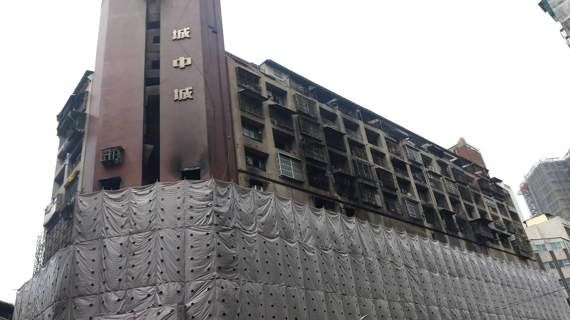 台灣高雄大火釀46死 消防、工務局長請辭下台