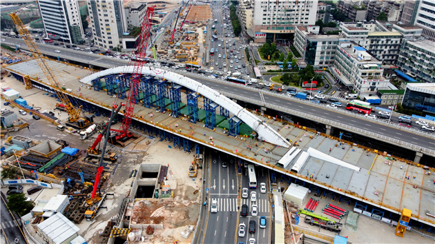 國內首座站橋合一大跨度鋼箱拱橋——深圳黃木崗永久橋主拱合龍