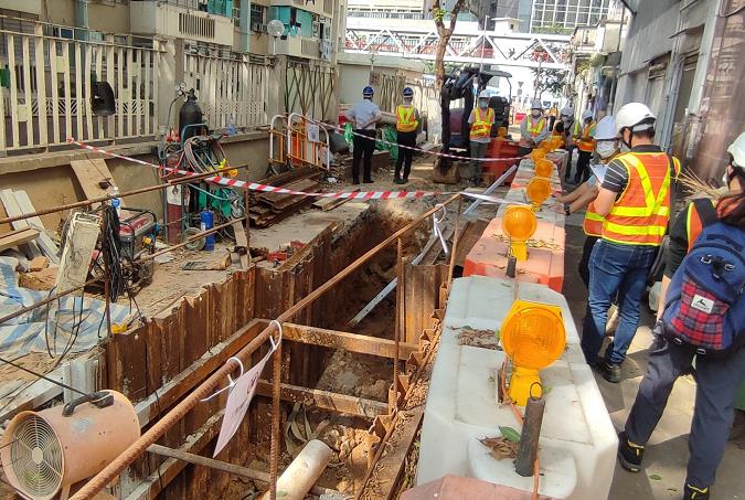 荃灣地盤大石壓傷工人 消防到場救出3人