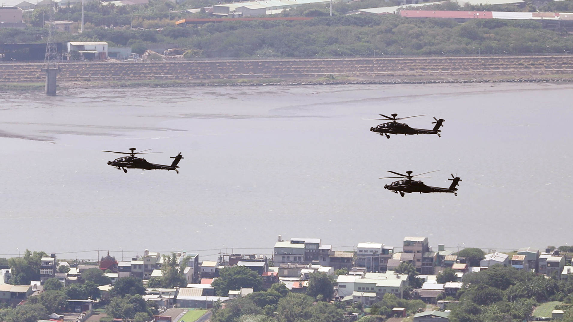 台軍阿帕奇直升機演習誤觸開關 導彈發射架掉落