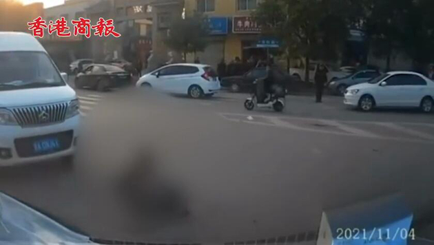 有片｜山西一男子當街持刀傷人 貨車司機見義勇為駕車撞倒行兇者