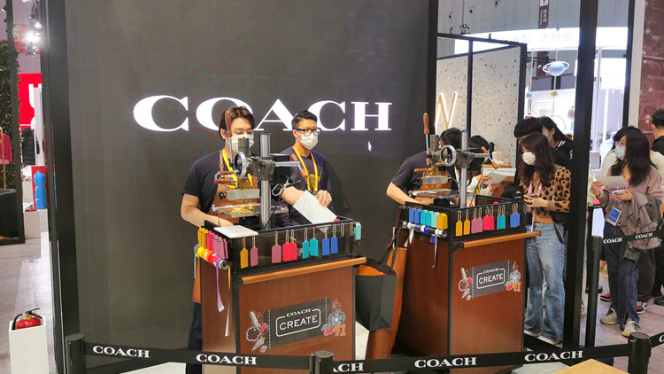 【商報進博搜搜搜】派送品牌定製品 加深消費記憶