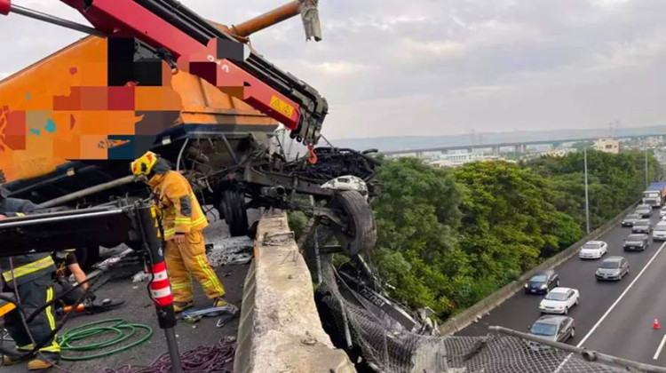 司機困車頭懸空84分鐘 消防局聯手民間吊車從業者搶救