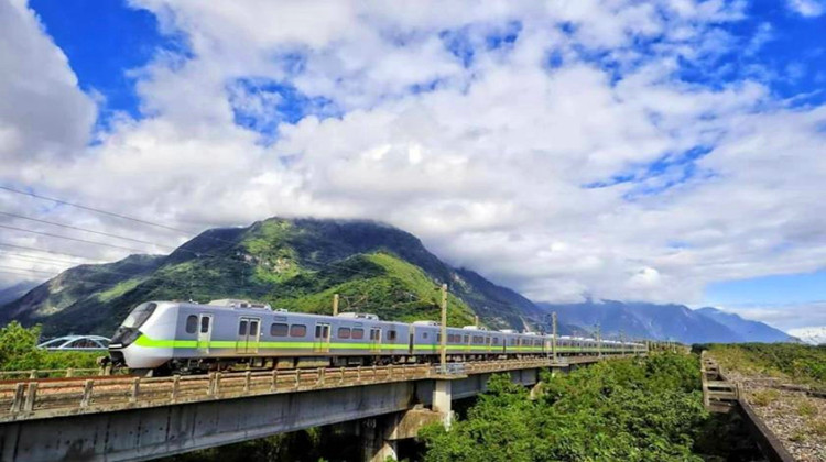 乘客驚呆！台鐵最美區間車營運8個月就「下瀑布雨」 