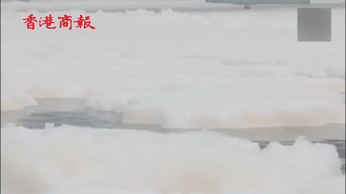 有片 | 印度一河流現厚雪般有毒泡沫 民眾不顧危險堅持下河沐浴 