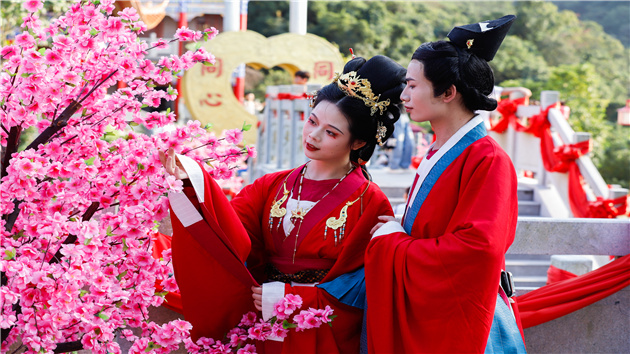 東莞觀音山上演仙俠婚禮秀迎光棍節