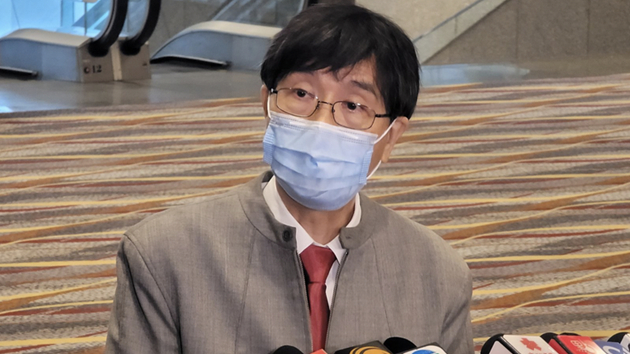 指全民接種是通關先決條件 袁國勇倡設「疫苗護照」