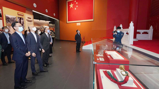 聶德權等多名局長訪駐港部隊展覽中心