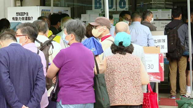 本港第3劑新冠疫苗開打 多個接種中心排長龍