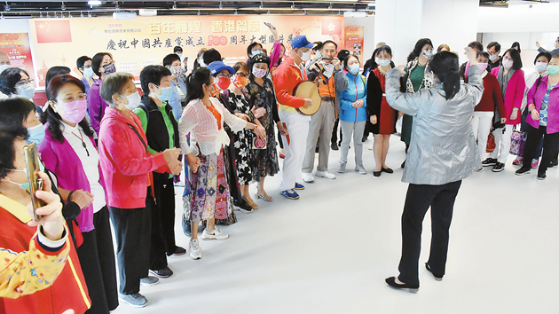 「百年輝煌香港篇章」圖片展參觀者踴躍  市民快閃放歌抒發愛國情懷 