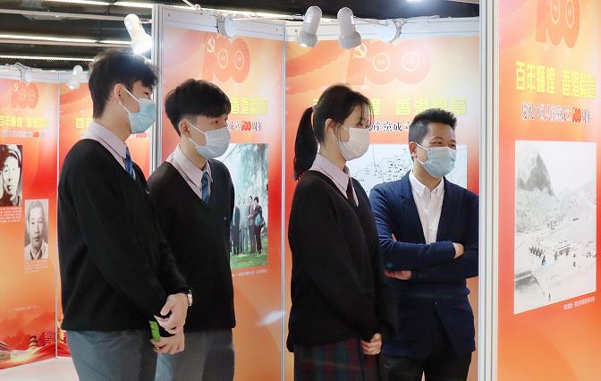 百年輝煌圖片展吸引大批學生參觀 讓年輕人加深對祖國認識