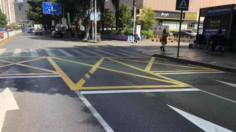 深圳試點實施「階梯式停止線」 斑馬線前錯落停車