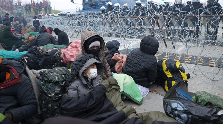 波蘭白俄邊境形勢嚴峻 部分移民現病毒性呼吸道感染症狀