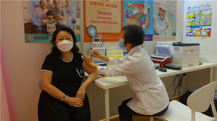 律政司司長鄭若驊今接種第三劑新冠疫苗