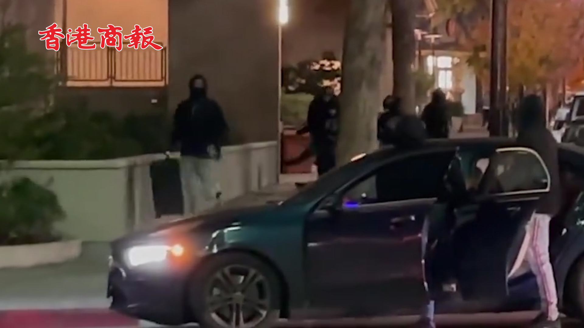 有片丨美國一百貨公司被約80人搶劫 目擊者稱像電影場景