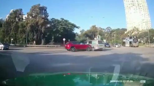 有片｜客貨車行經大埔遭私家車攔腰撞翻 2人受傷