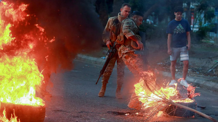 因經濟崩潰 黎巴嫩抗議者封鎖道路示威