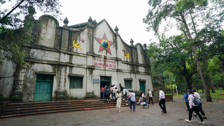 易煉紅：賡續黨的紅色血脈  弘揚黨的優良傳統