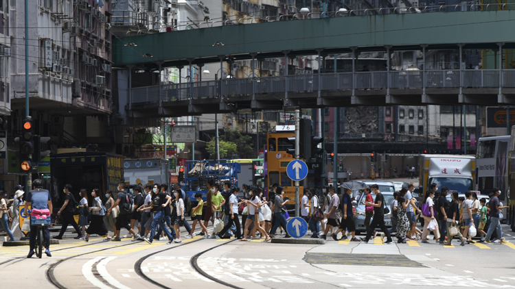 北角炮台山天降玻璃碎 男路人受傷送院