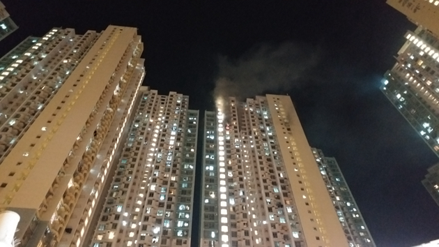 有片｜牛頭角下邨高層單位失火 現場傳出爆炸聲