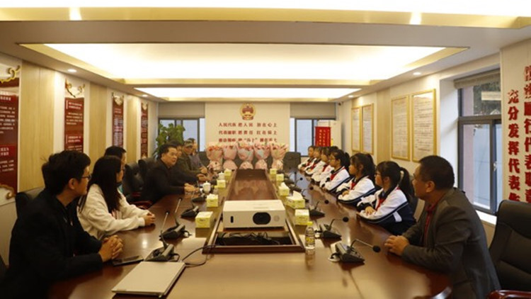 【中共百年 深圳故事】深圳石岩人大代表情繫教育為學校排憂解難