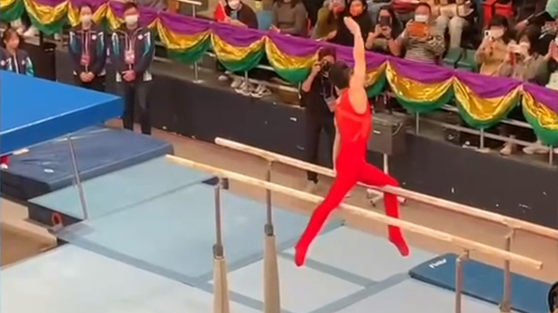 有片｜「社牛本牛」！奧運冠軍鄒敬園雙槓上向觀眾打招呼