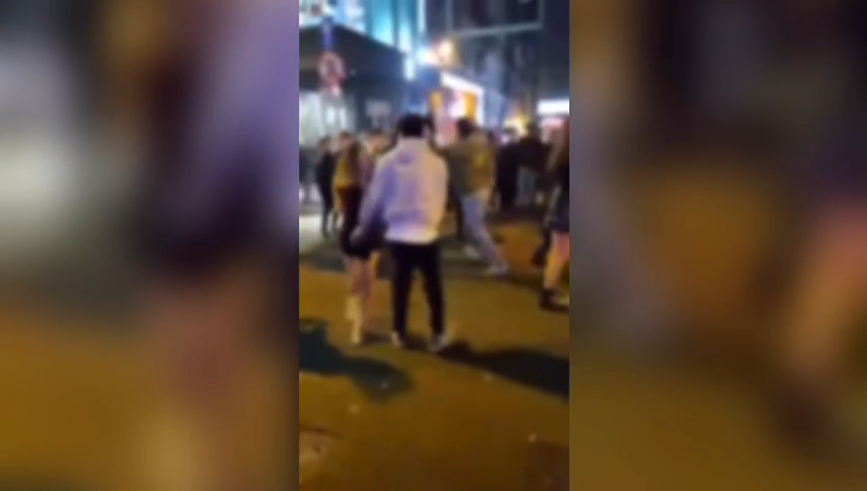 有片｜蘭桂坊現「大亂鬥」多名男女街頭互毆