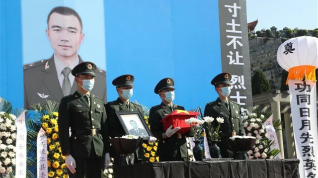 溫濤烈士魂歸故里 湖南桃江鄉親揮淚送別