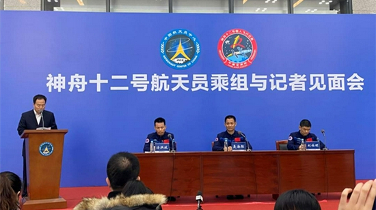 神十二航天員乘組與記者和公眾見面：恢復達預期