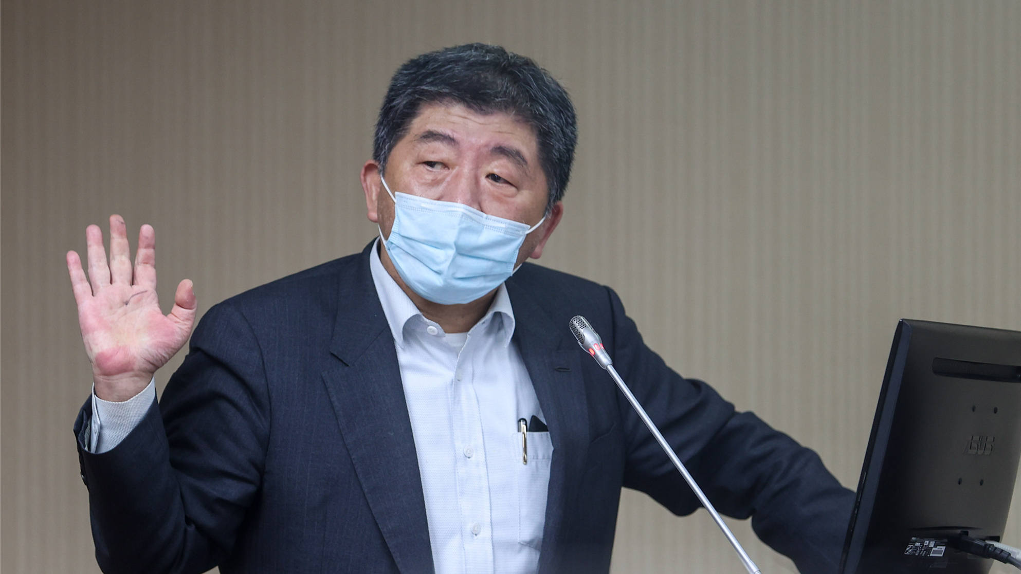 私生女、婚外戀、與「乾女兒」十指交扣……台衛福部官員頻曝醜聞