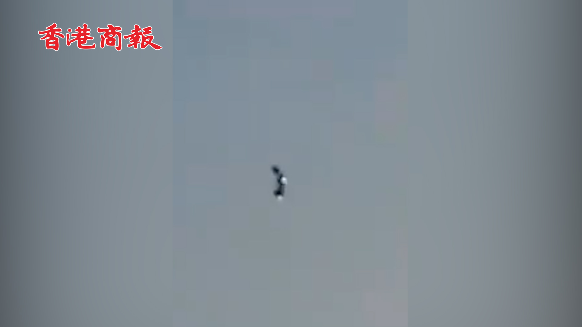有片丨維港上空現「不明飛行物」 在空中不停盤旋 約10分鐘後消失