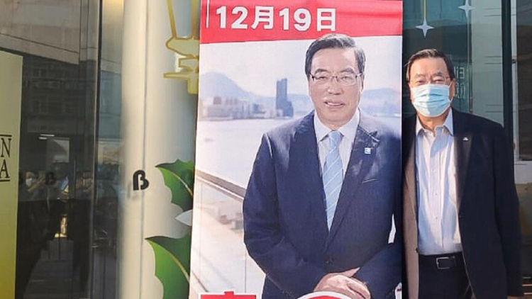 梁君彥首次街頭擺街站 派傳單為自己宣傳