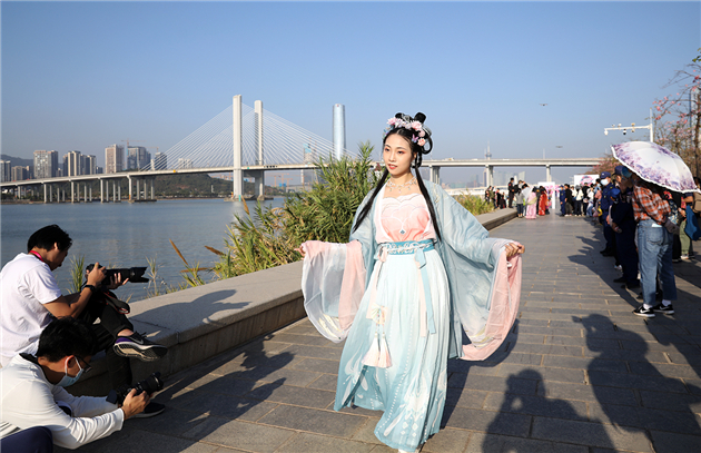 珠澳兩地學子在珠海橫琴上演「花海服裝秀」