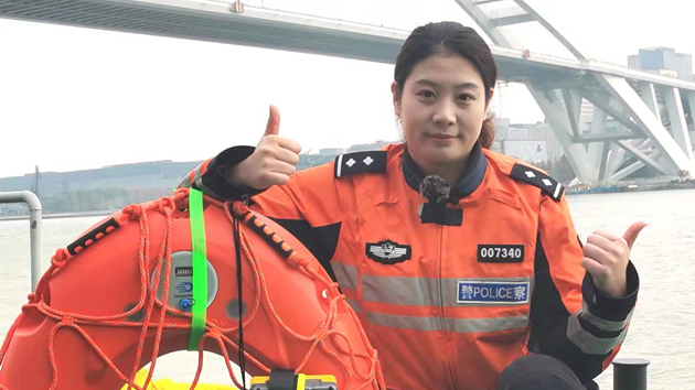 滬水警配新式救援裝備 前游泳冠軍現場演示