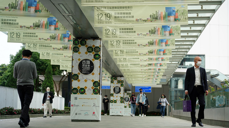 黃炳逢頻見候選人忙交流 呼籲選民踴躍投票