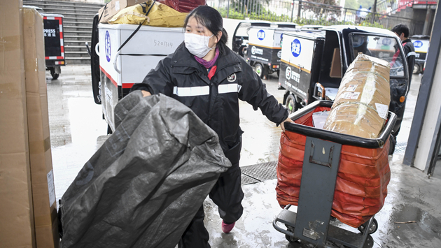 中國擬修法明確：快遞員等新業態勞動者參加和組織工會的權利