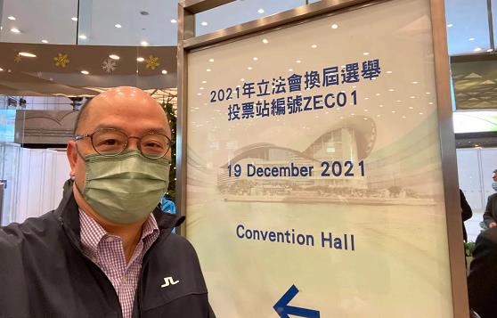 譚志源投票並拍照留念 籲市民盡快投票