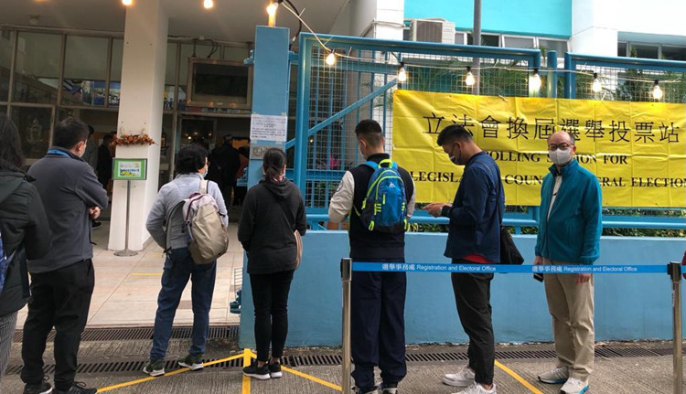 陳帆蘇偉文搭車行路去投票