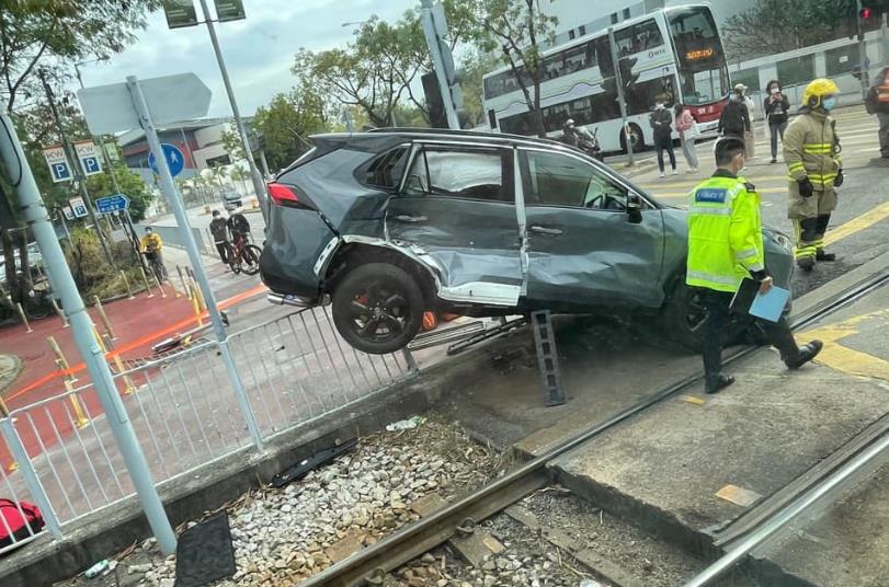 有片丨屯門兆禧站輕鐵與私家車相撞 服務現已逐步回復正常