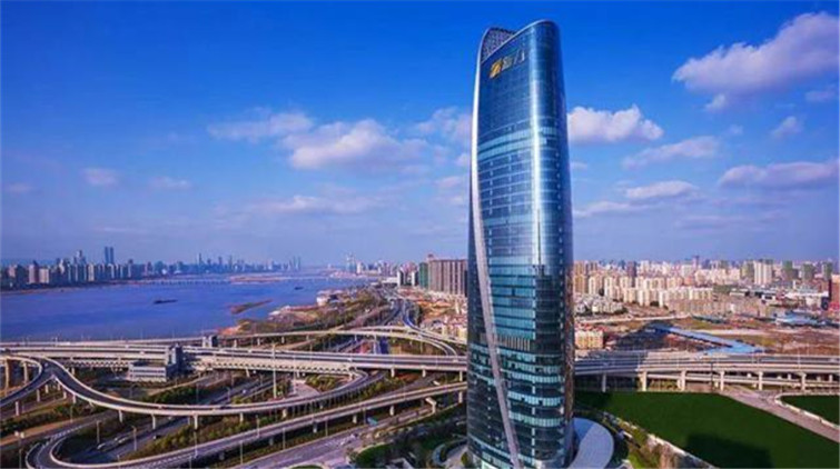 新力控股：逾期貸款近64億元