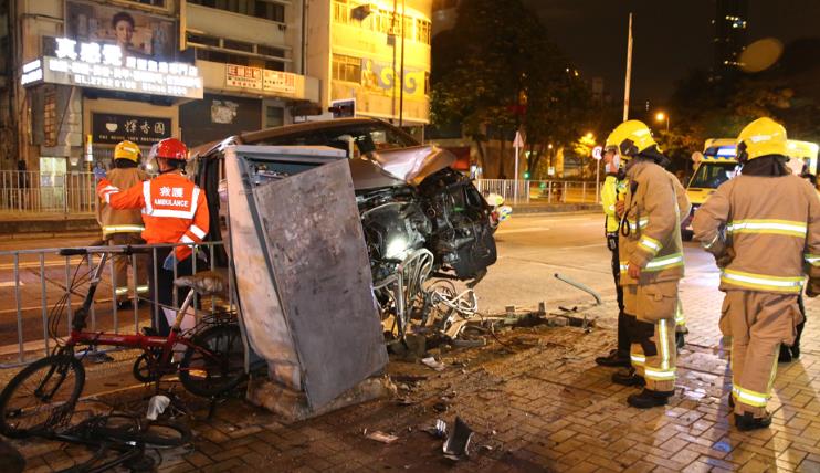 油麻地客貨車失控撞欄司機不知所終 警車內檢10萬元現金