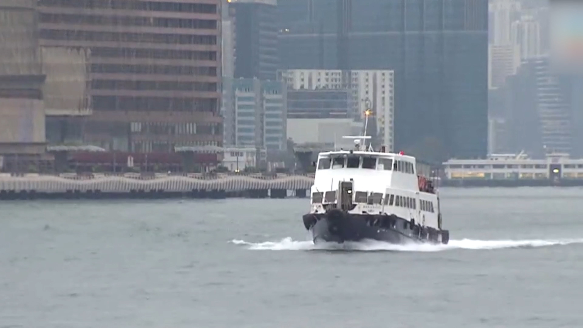 有片丨香港寒冷天氣警告持續生效 清晨有市民爬山及冬泳