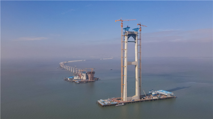 深中通道伶仃洋大橋首個主索鞍順利吊裝