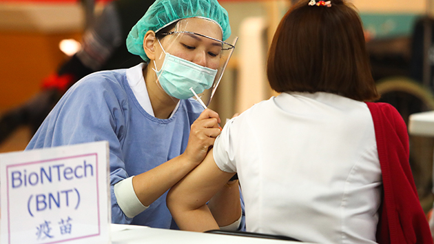 台灣29日新增14例境外移入 赴美機師返台確診