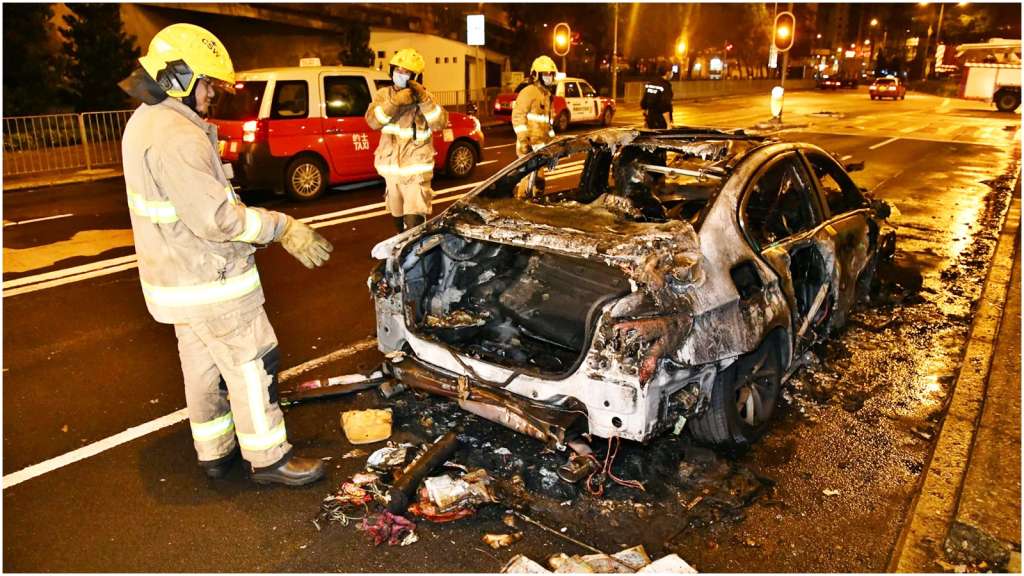 私家車大埔道自焚燒毀 司機棄車避禍