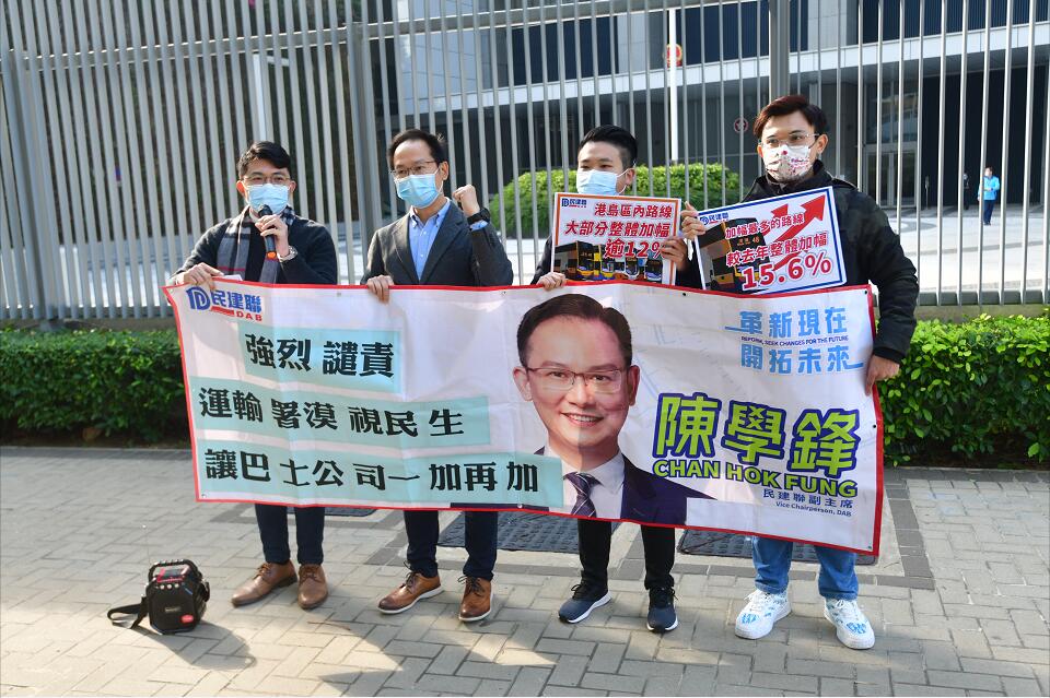 陳學鋒到政總請願 促請政府正視現行巴士加價機制及改善巴士服務