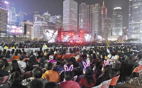 港多區跨年倒數迎2022 人潮湧動重現熱鬧氣氛